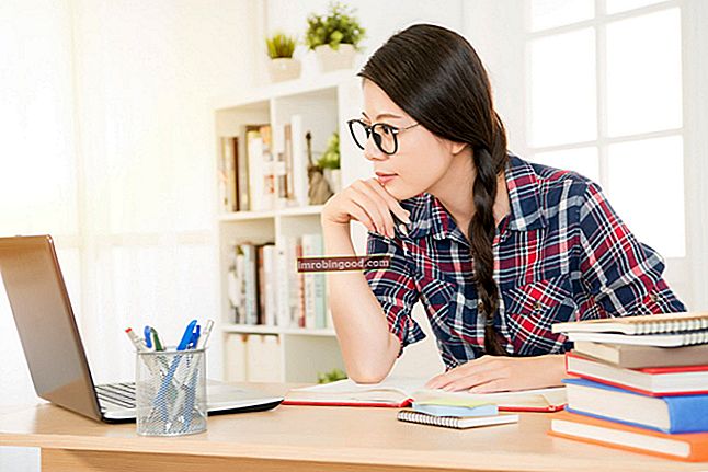 Online učení - žena studující doma