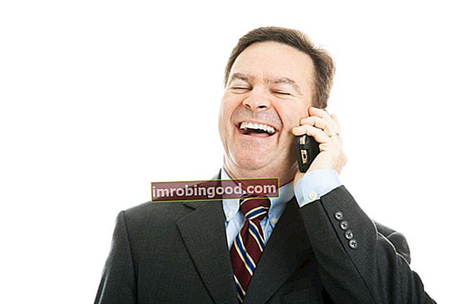Liikemies puhelimessa nauramassa vastaajaan